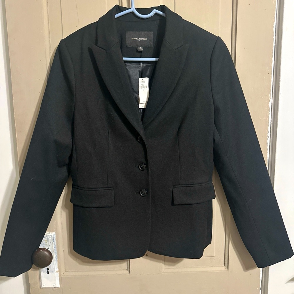 Banana republic short three button blazer. Black/ Size 6. NWT